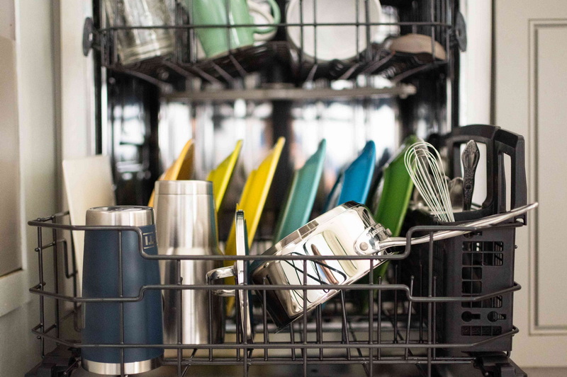 &iquest;C&oacute;mo quitar las manchas en una bandeja para hornear de aluminio despu&eacute;s del lavavajillas?