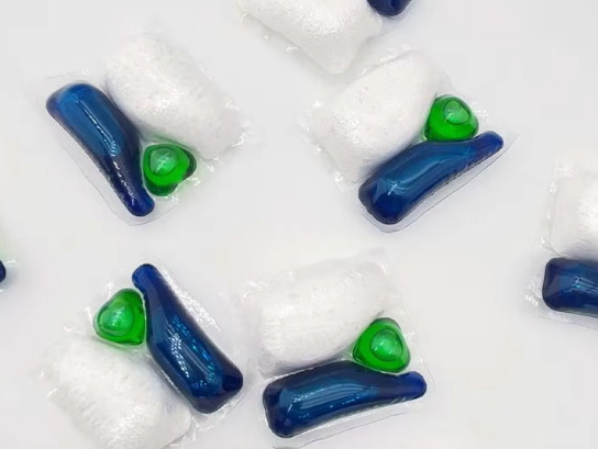 هل تعمل كبسولات غسالة الأطباق بشكل أفضل من السوائل؟