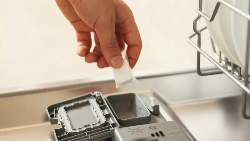 Le capsule per lavastoviglie lasciano microplastiche sui piatti?