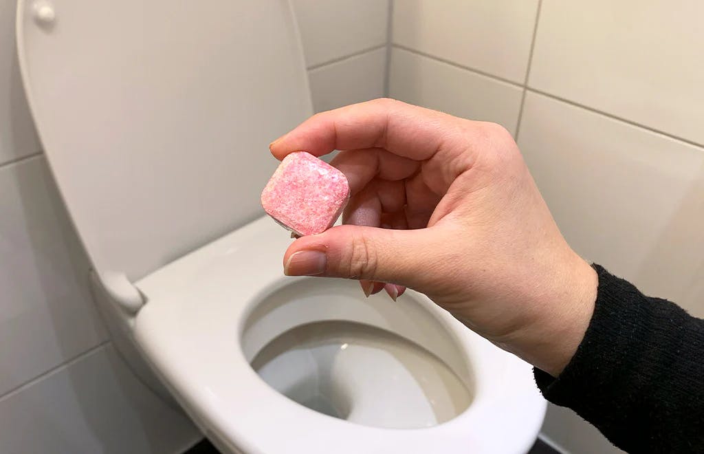 Kann ich ein Geschirrspülertafel in meinen Toilettenbehälter legen?