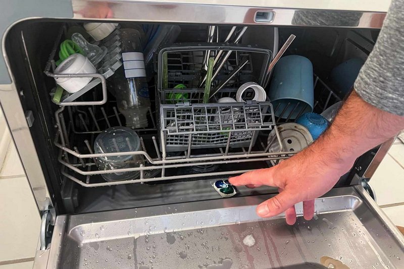 Wohin kommt der Sp&uuml;lmaschinenbeh&auml;lter, wenn die Sp&uuml;lmaschine l&auml;uft?