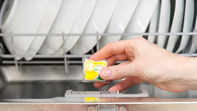 Cosa succede alla plastica sulle cialde della lavastoviglie?