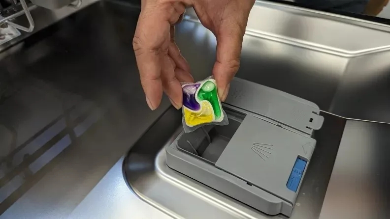 食洗機ポッドを使って洗濯機を掃除できますか?