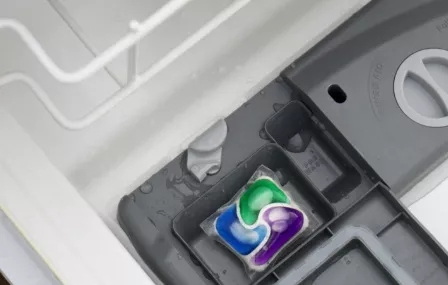 Le capsule per lavastoviglie vanno nel fondo della lavastoviglie?