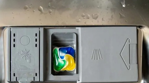 Adakah Anda Meletakkan Pod dalam Dispenser Mesin Cuci Pinggan?
