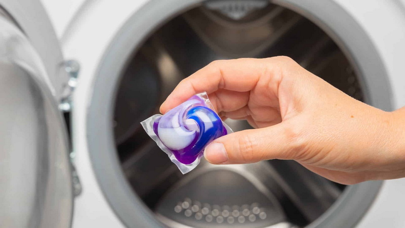 Steckst du Wäscheschoten mit Kleidung ein?