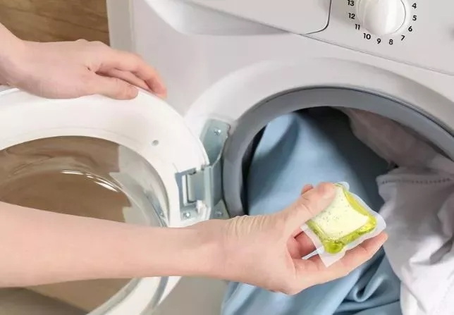Come utilizzare le capsule per il bucato con una lavatrice a carica dall'alto?