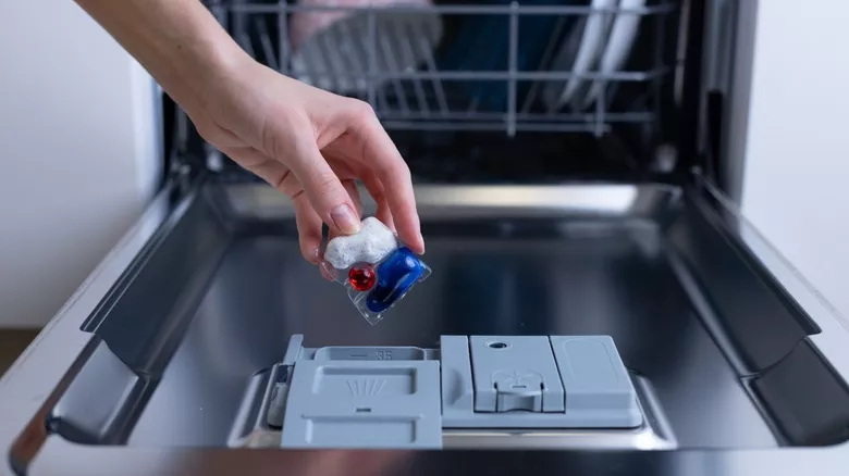 Devi aprire la capsula per lavastoviglie prima?